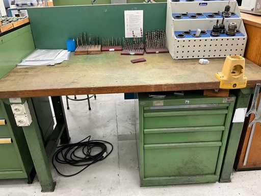 Werkbank mit verschiedenen Werkzeugen