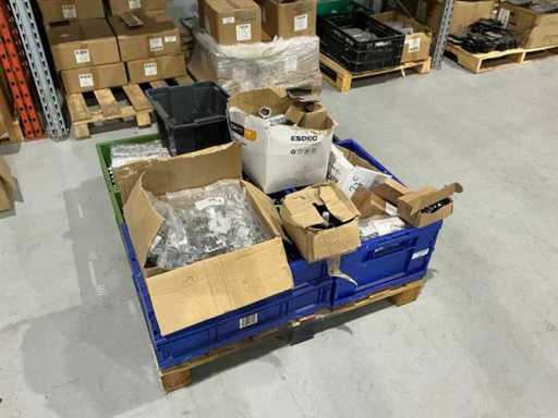 Partia zacisków profilowych i haków dachowych