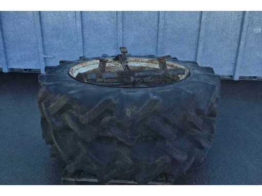 Pirelli – Landwirtschaftsreifen Cinturato 13.6-38 mit Felge und Speichen (2x)