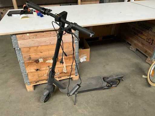 Ninebot 051501E Kickscooter max G2 with charger