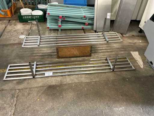 Półki ze stali nierdzewnej otwartą w ścianie kuchni (2x)