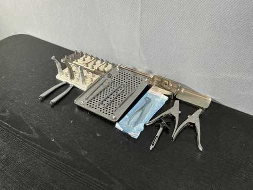 Vari strumenti e accessori per la mano dentale