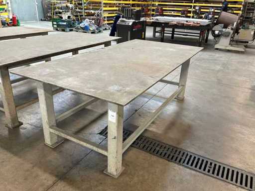 Stalowy stół roboczy