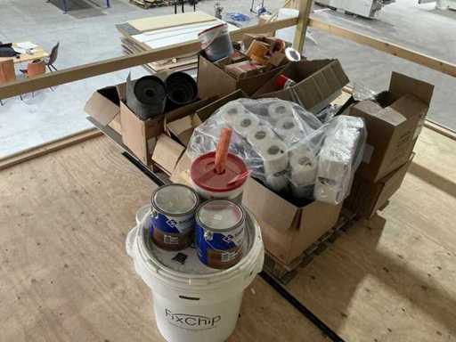 Lotto di carta igienica, piedi regolabili, materiali per la pittura, eccetera