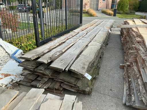 Série de planches de tronc d’arbre sciées