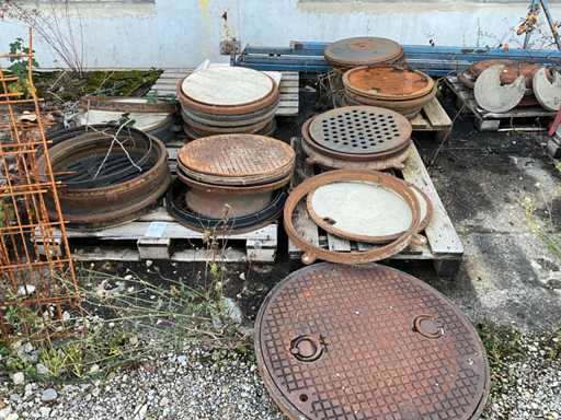 O mul?ime de capace de c?min de diferite dimensiuni