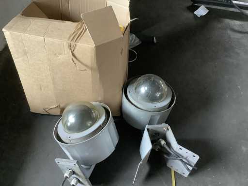 Beveiligingscamera met kabelhouders