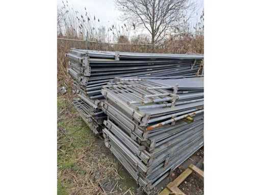 Beaucoup d’équipements en plastique d’environ 350 m pour grange