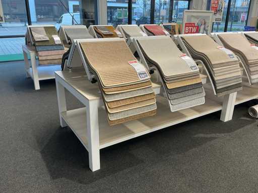 Stół prezentacyjny z próbkami dywanów (4x)