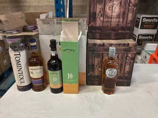 Lotto di porto, whiskey e vodka