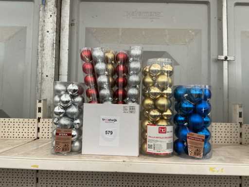 Party der Weihnachtskugeln.