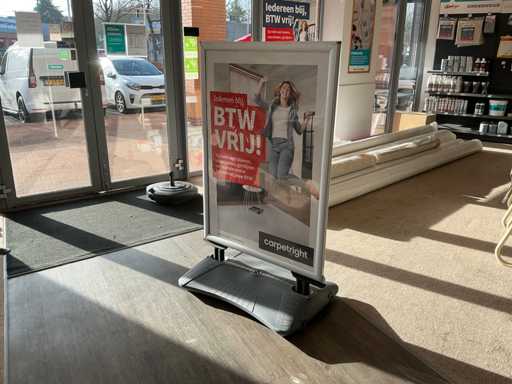 Stoepbord met 1 vlag