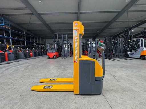 03/2023 Servicio + UVV 05/2027 Jungheinrich EJC216 1.600 kg Plataforma de plataforma Camión apilador de hormigas 9.134 horas