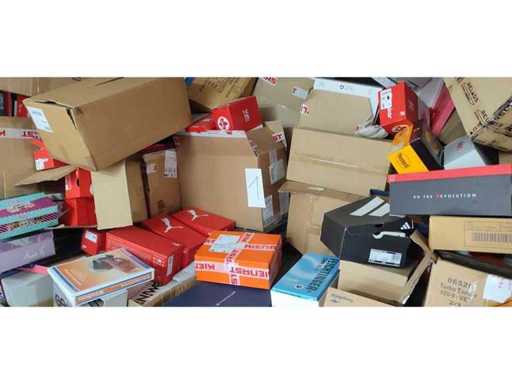 Veel lege schoenendozen in verschillende maten (500x)