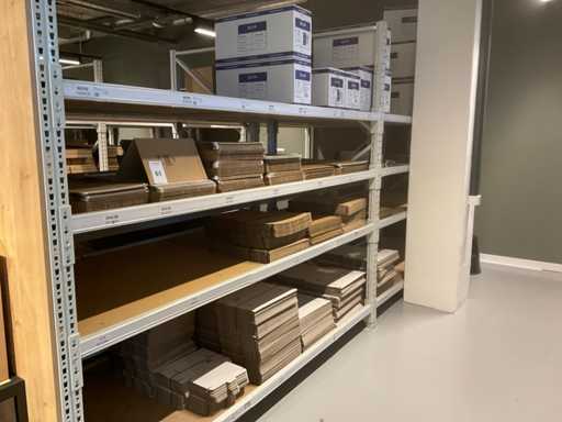 Verzenddozen en luchtkussenenveloppen in stellingdeel