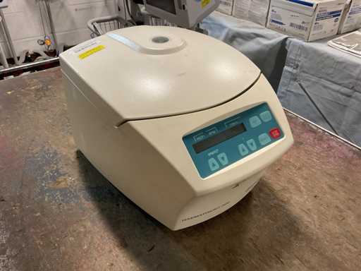 Hettich Haematokrit 200 Tafel centrifuge