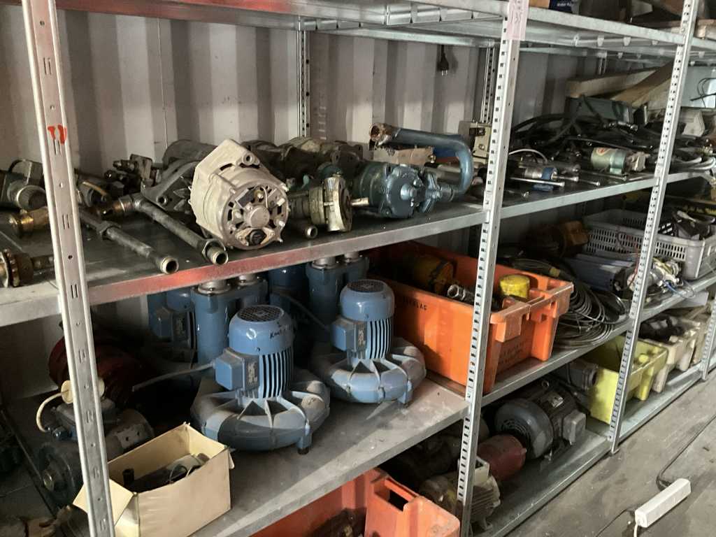 Batch of miscellaneous boat parts (approx. 30)