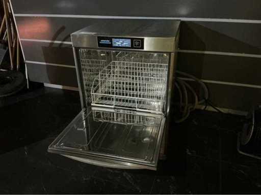 Lave-vaisselle en verre Winterhalter série UC avec 2 paniers à rincer.