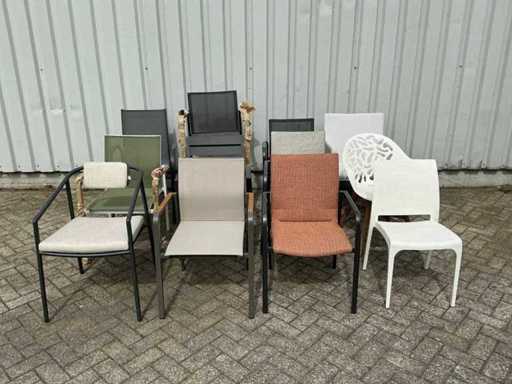 Seria różnych krzeseł ogrodowych