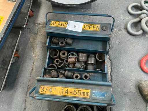 Boîte à outils avec douilles à chocs