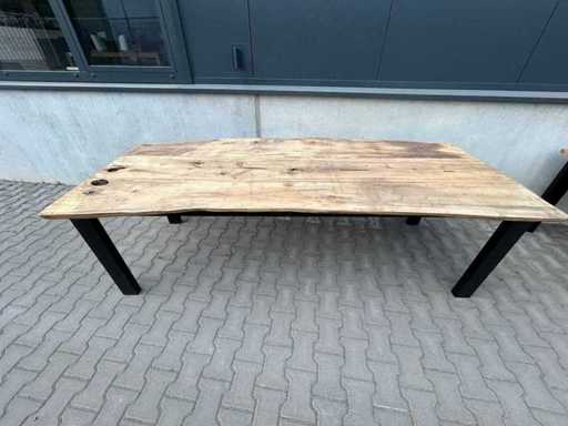 Couchtisch 240 x 105 cm.