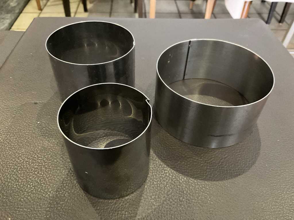 Large batch of various stainless steel cooking rings