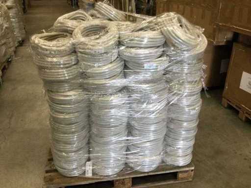 Paleta pełna elastycznej rury elektrycznej o długości 25 metrów