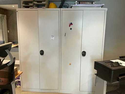 2-door metal filing cabinet (2x)