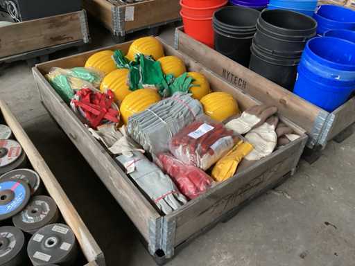 Schutzhandschuhe und Helme