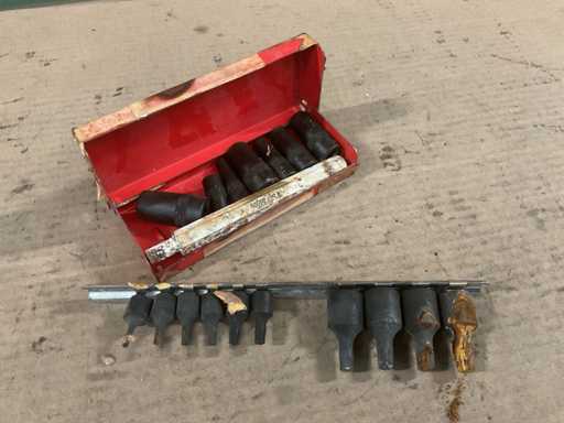 Verschiedene Werkzeuge (2x)