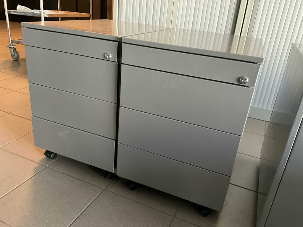 2 mobile drawer units with 4 drawers