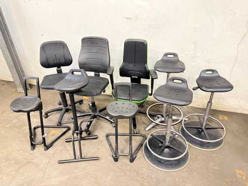   Muchas sillas de taller 