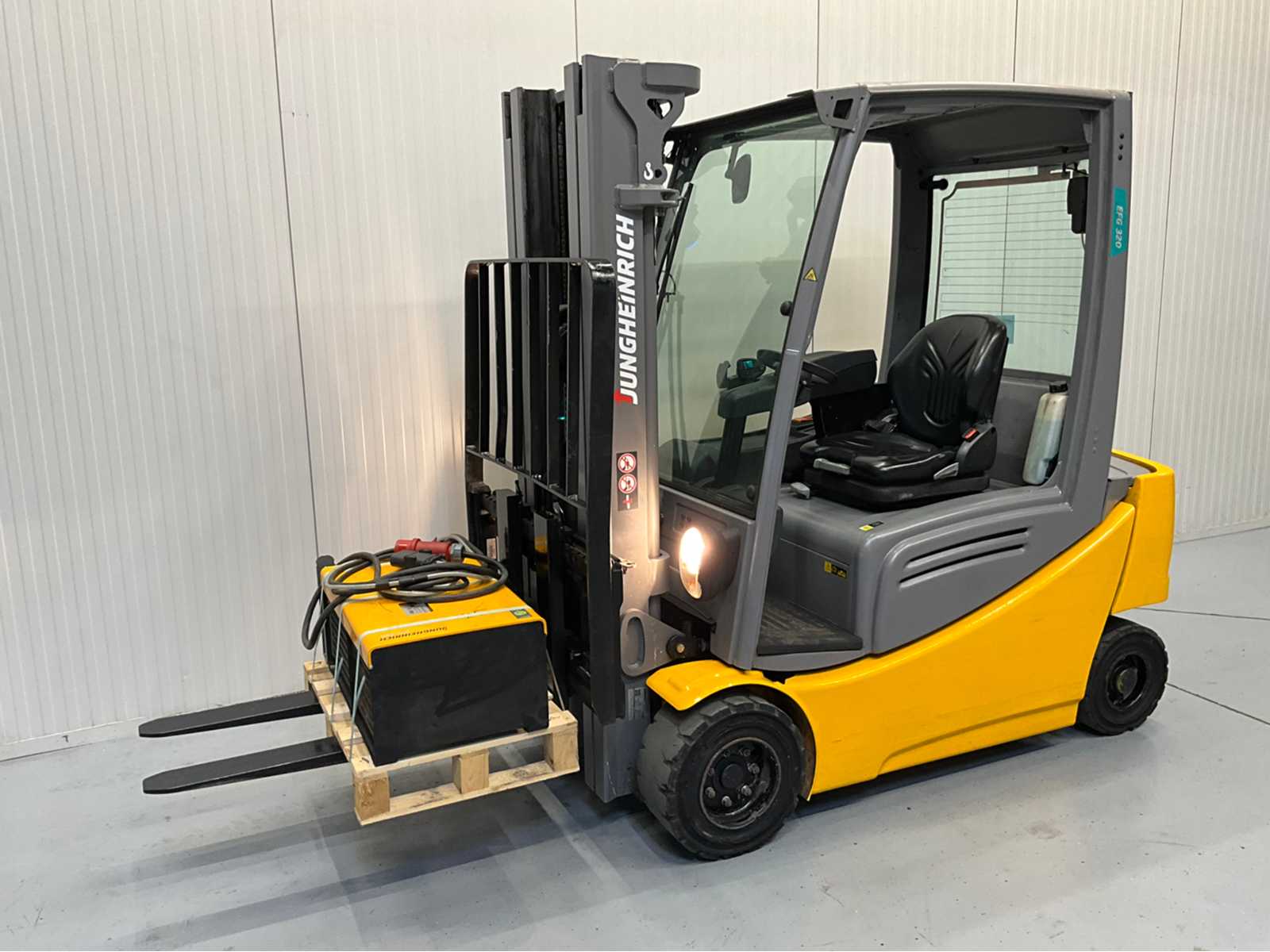 Jungheinrich EFG320 – Forklift Triplex – Sideshift – Freelift – 4790 hours – 2019 – bluespot