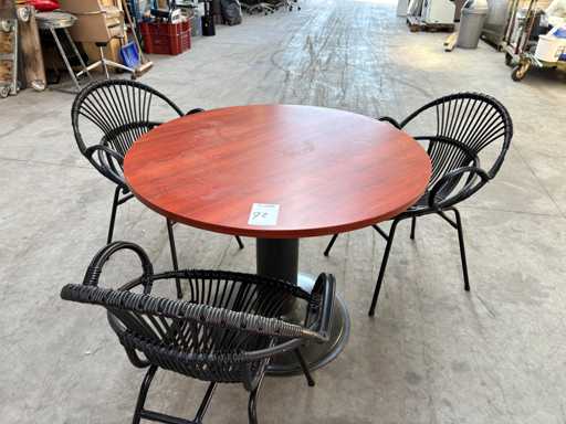 Table de design avec 3 chaises