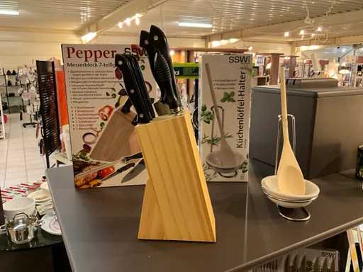 Messenblok  en steakset en bestek en pan met deksel.+ divers keukengerei...