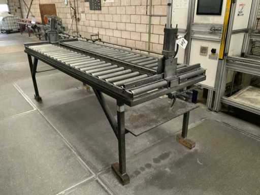 Roller conveyor assembly table