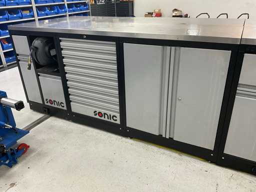 Armadietto degli attrezzi riempito dal Sistema Modulare Sonico (MSS)