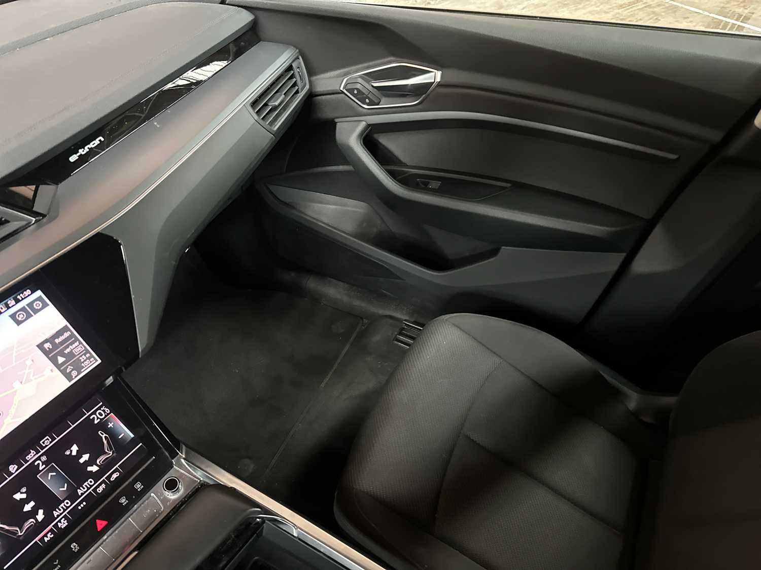 Audi e-tron 50 Quattro Launch Edition 71 kWh 313pk 2020 (Origineel-NL & 1e Eigenaar), J-840-LR