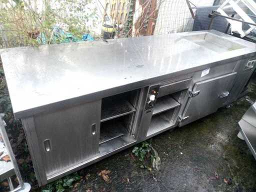 Küchenarbeitsplatte mit kühlen und warmen Abteilen+5 Sonnenschirme