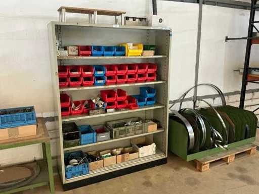 Stalowa szafa z materiałem mocującym