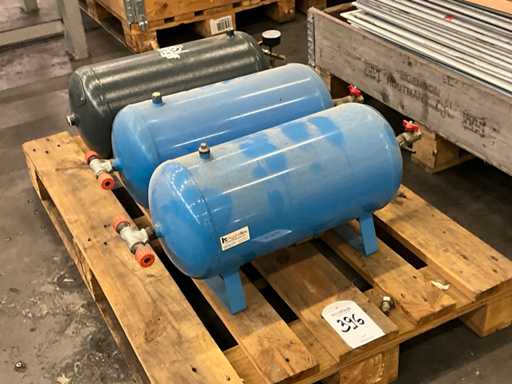 Compressed air buffer tank (3x)