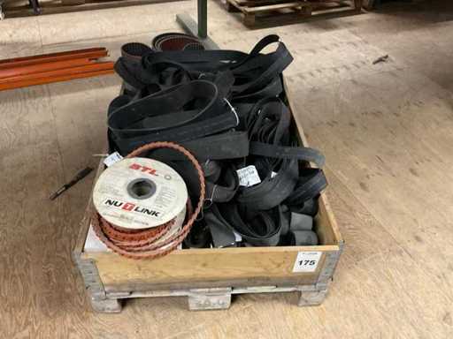 Batch of various strings/belts and straps