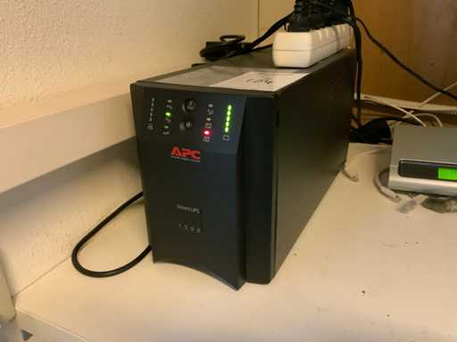 APC Smart-ups 1500 UPS System