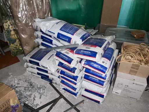 Schrotteisen, Baumaterialien und Beleuchtung