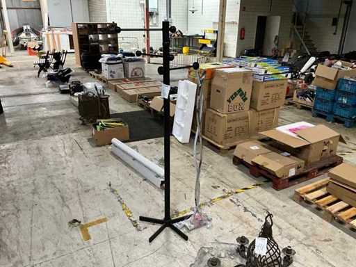 Wieszak na płaszcze i lampa