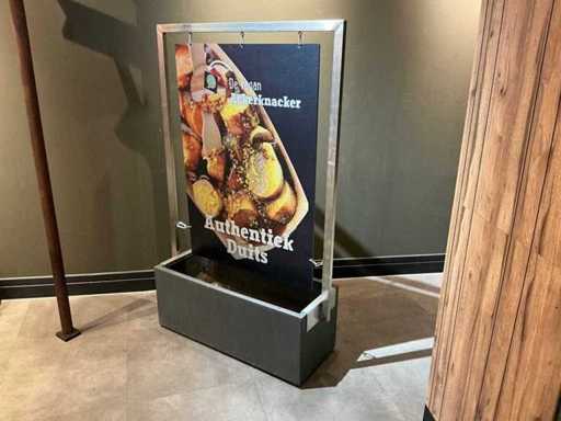 Panou publicitar cu ghiveci