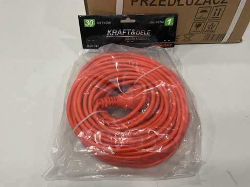 4 przedłużacze o długości 30 metrów