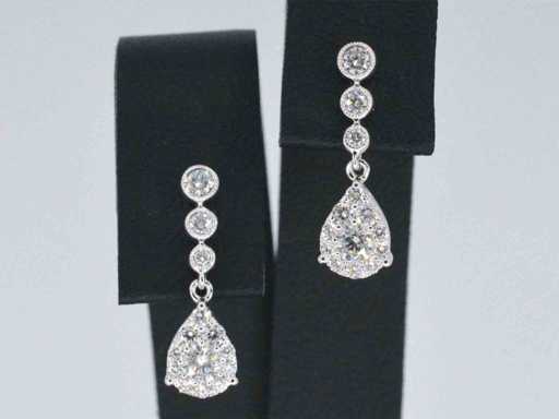Witgouden druppelvormige oorhangers met diamanten
