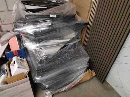 Eine Palette voller Duschschalen usw. usf.