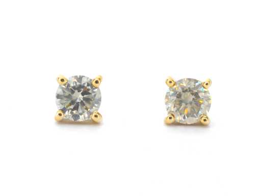 Boucles d’oreilles solitaires en or avec des diamants brillants